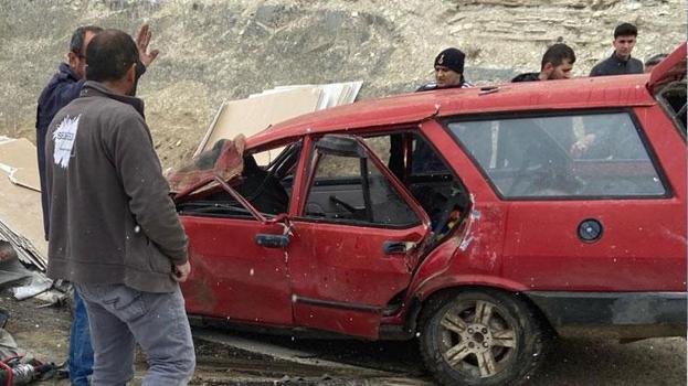 Kaygan yolda devrilen TIR'daki malzemeler otomobilin üstüne düştü: 1 kişi hayatını kaybetti, 4 kişi ağır yaralandı