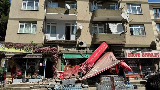 İstanbul'da balkon çöktü! Yaralılar var