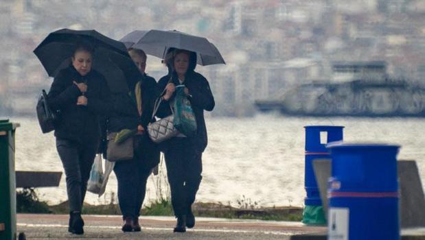 Gök gürültülü sağanak yağış! Meteoroloji İstanbul için saat vererek uyardı