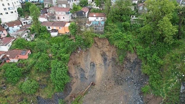 Gaziosmanpaşa'daki toprak kayması saniye saniye görüntülendi