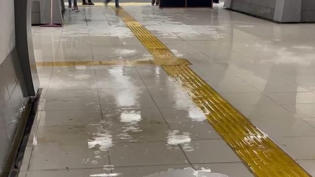 İstanbul'da sağanak yağış! Yenibosna Metro İstasyonu'nu su bastı