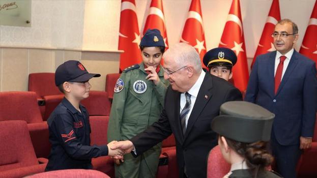 Milli Savunma Bakanı Güler, TRT Çocuk Korosu ile bir araya geldi!