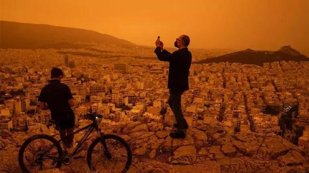 Yunanistan kızıla büründü! Uzmanlarda toz taşınımı uyarısı: 3 gün etkili olacak