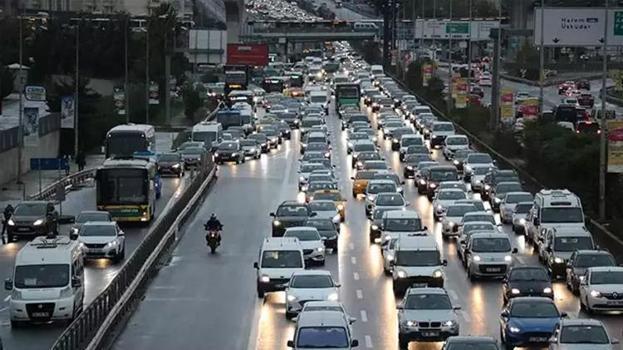 İstanbul'da yağmur trafiği felç etti! Yoğunluk yüzde 80’i geçti