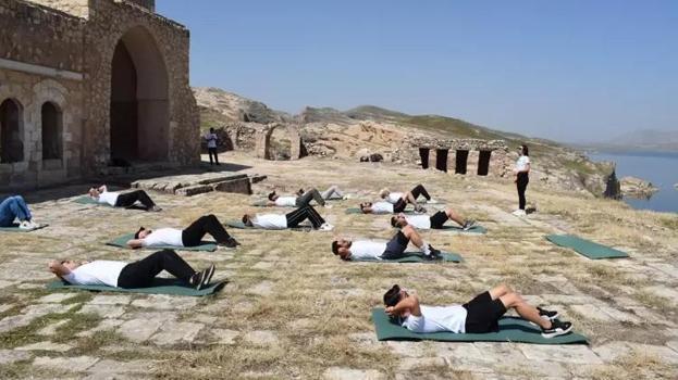 Tarihi Hasankeyf Kalesi'nde erkekler pilates yaptı!