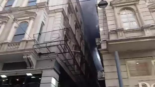 Beyoğlu'da İstiklal Caddesi'nde mağaza'da yangın