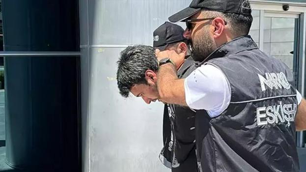 Polisten kaçan İranlı şüphelinin otomobilinde 1 kilo uyuşturucu ele geçirildi