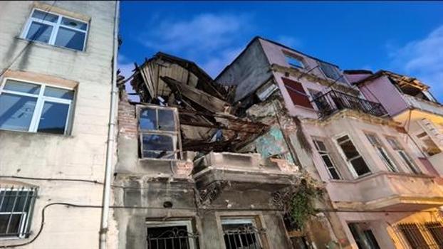 Fatih'te 2 katlı tarihi bina çöktü
