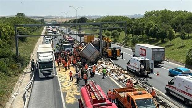 Büyükçekmece'de TEM otoyolunda kaza: iki kamyon çarpıştı
