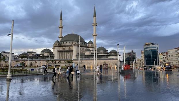 İstanbul'da yağmur etkili oldu! Vatandaşlar hazırlıksız yakalandı
