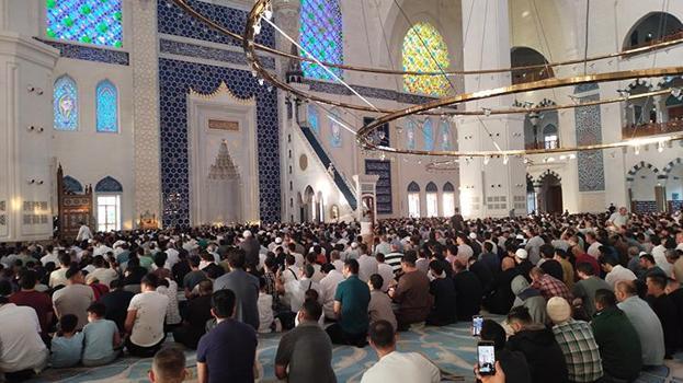 Çamlıca Camii'nde bayram namazı kılındı! Vatandaşlar akın etti