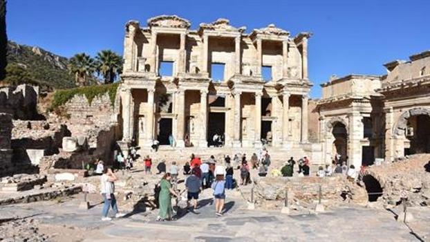 Efes Antik Kenti'ne Kurban Bayramı'nda ziyaretçi yoğunluğu