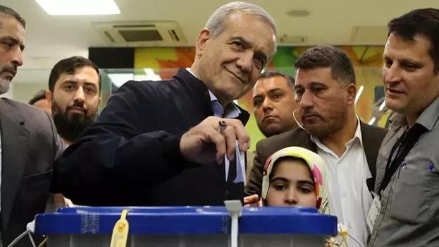 İran'da seçimler ikinci tura kaldı! Türk aday Pezeşkiyan fark attı