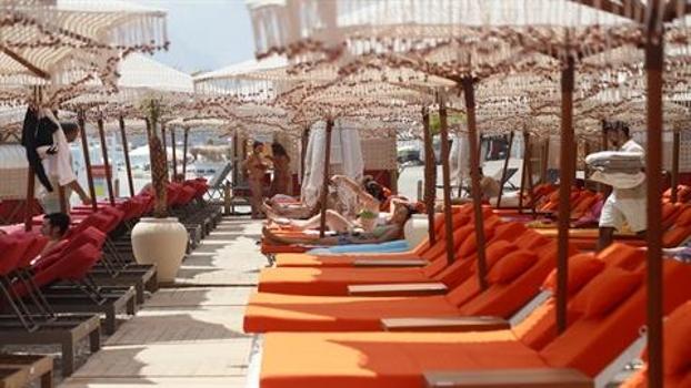 Turizm cenneti Antalya'da boş kalmayan Konyaaltı Sahili'nde günlük maliyet 1500 lira!