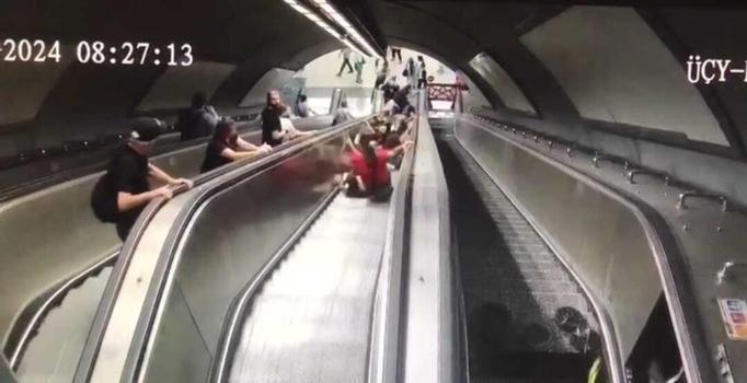 İzmir Metro'sunda yürüyen merdiven bir anda ters yönde hareket etti: O anlar kamerada