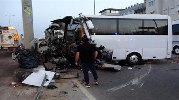 Antalya'da tur otobüsü bariyerlere çarptı: 20 turist yaralandı