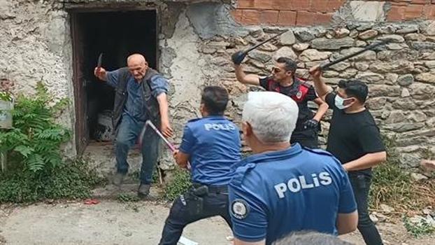 Çöp evi temizlemeye gelenlere bıçakla saldırdı! 1 polis yaralandı