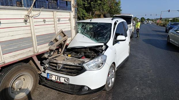 Antalya'da korkunç kaza! Portakal yüklü kamyona ok gibi saplandı