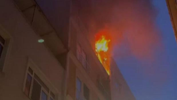 Silivri'de buzdolabı bomba gibi patladı, ev alev alev yandı
