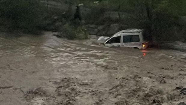 Sağanak yağış nedeniyle heyelan hafif ticari aracı Tortum Çayı'na sürükledi; 3 kişi kurtuldu, anne öldü, çocuğu kayboldu