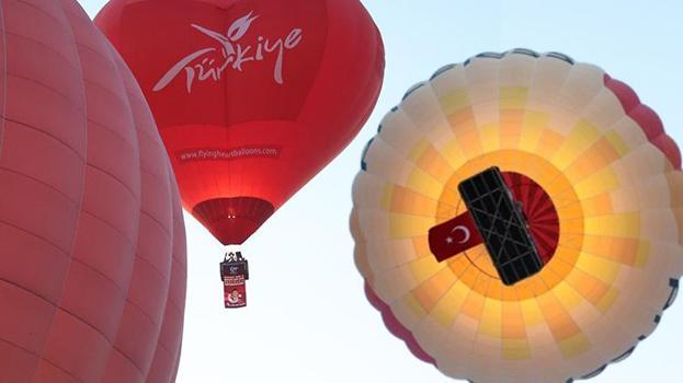 Kapadokya’da sıcak hava balonları Türk bayrağı ve pankartlarla havalandı