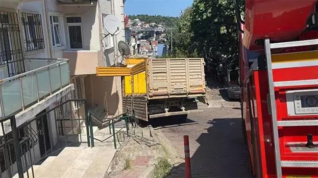 Beşiktaş'ta kamyon binaya çarptı!