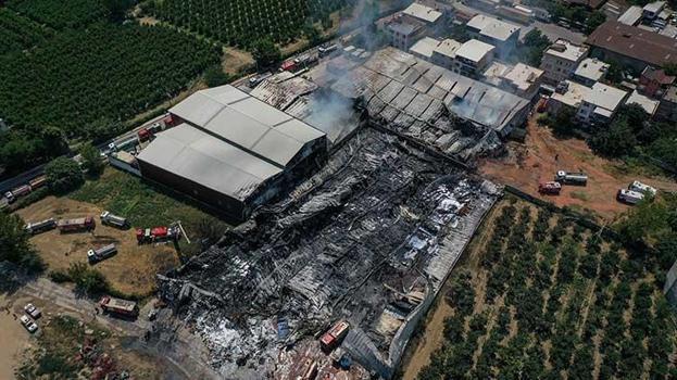 Bursa'da 3 fabrikada yangın! Geri dönüşüm tesisinden yayılan yangın söndürüldü