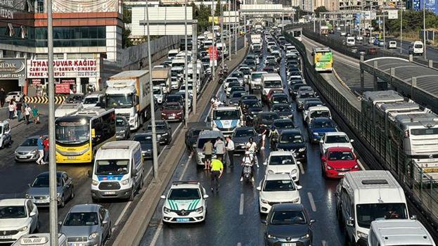 İstanbul'da zincirleme kaza: 10 araç birbirine girdi, yaralılar var