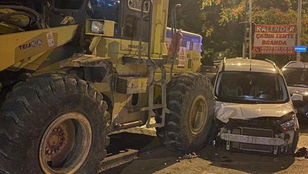 Ankara'da facianın eşiğinden dönüldü! İş makinası TIR'dan düştü park halindeki araçlara zarar verdi