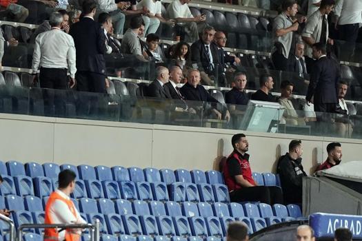 Yoğun siyasete futbol arası! Cumhurbaşkanı Erdoğan, Başakşehir maçını tribünden takip etti
