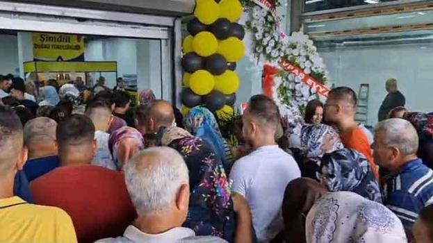 Hatay'da yeni açılan mağazada indirim izdihamı! Müşteriler arasındaki tartışma kavgaya dönüştü