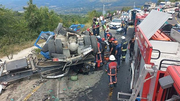 Bolu Dağı Geçişi'nde feci kaza: Tır otomobili sürükleyerek devrildi! Ölü ve yaralılar var