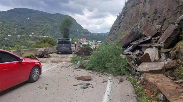 Ordu'da heyelan: Kara yolu ulaşıma kapandı