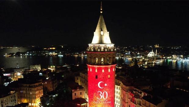 Büyük Zafer'in 102. yılı! İstanbul'da tarihi mekanlara 'Zafer Bayramı' ışıklandırması