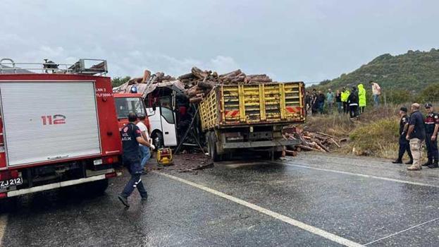 Yolcu otobüsü, tomruk yüklü kamyonla çarpıştı: 2 ölü, 23 yaralı