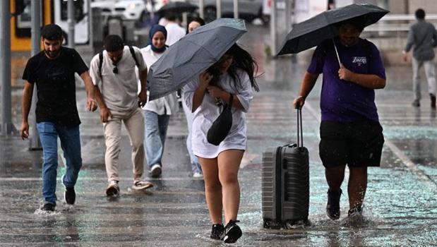 Meteoroloji son hava durumu raporunu açıkladı 5 ili uyardı: Sıcaklıklar düşüyor, gök gürültülü sağanak yağışlar kapıda