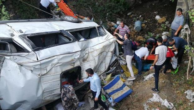 Tokat'ta fındık işçilerini taşıyan minibüs dereye uçtu: 15 kişi yaralandı