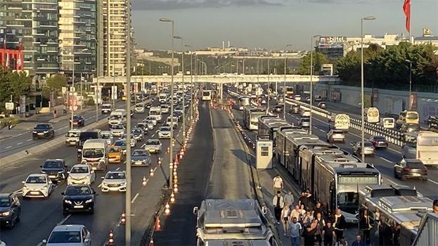 İstanbul'da okulun ilk günü trafik yoğunluğu yaşandı