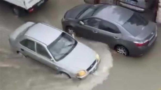 İzmir'i sağanak vurdu!  Yol çöktü,araçlar suda mahsur kaldı