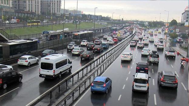 İstanbul'da yağmur! haftanın ilk iş gününde trafik yoğunluğu oluştu