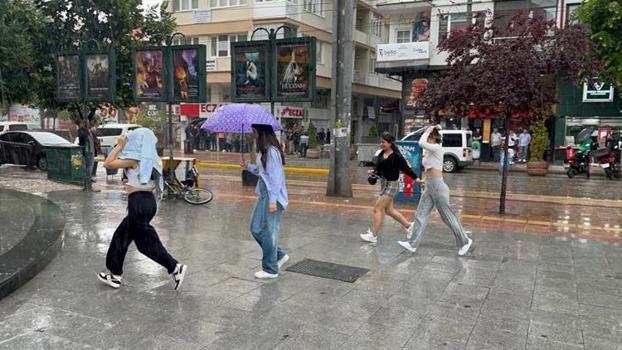 İstanbul'da sağanak yağış! AKOM'dan kuvvetli sağanak ve fırtına uyarısı