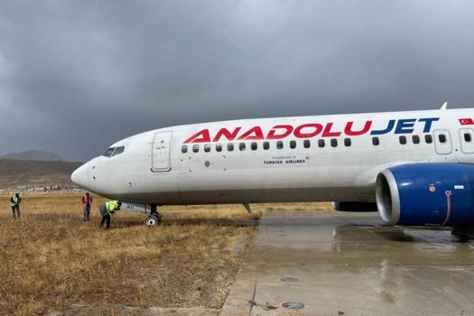 Hakkari Yüksekova'da yolcu uçağı iniş sırasında pistten çıktı