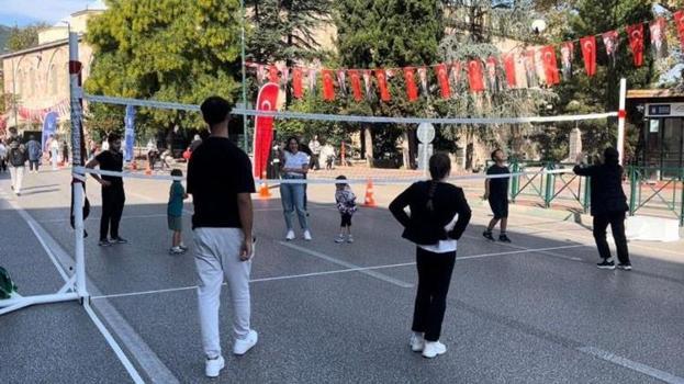 Bursa'nın en işlek caddesi 2 saat çocuklara kaldı! Doyasıya eğlendiler