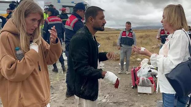 Nevşehir'de turistleri taşıyan minibüs devrildi! Çok sayıda yaralı var