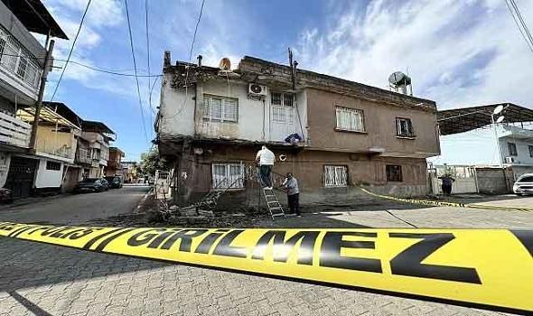 Adana'da fırtına ve rüzgar evin balkonunu yıktı