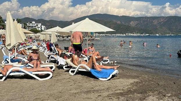 Muğla Marmaris'te denizin keyfini turistler çıkarıyor