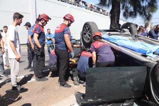 İzmir'de korkunç kaza: Hasta ziyaretine giderken köprülü kavşaktan aşağı düştü: 3 ölü 2 yaralı