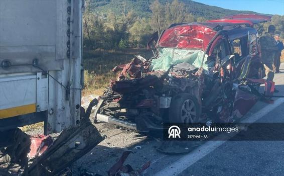 Erzincan'da feci kaza! Tıra çarpan araçtan sağ çıkamadılar