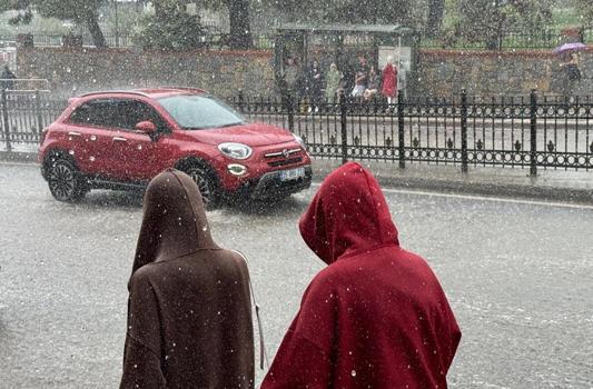 Hava sıcaklıkları 12 derece birden düşecek! Meteoroloji'den kuvvetli sağanak yağış uyarısı