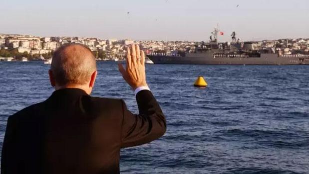 Cumhurbaşkanı Erdoğan, İstanbul Boğazı'ndan geçiş yapan savaş gemilerini selamladı